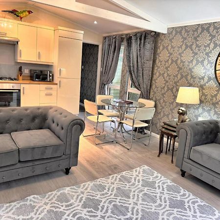 Welsh Villa-Hot Tub-Tenby-Carmarthen-Forestsetting Dış mekan fotoğraf